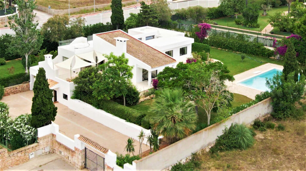 Onlangs gerenoveerde villa met uitzicht op Dalt Vila