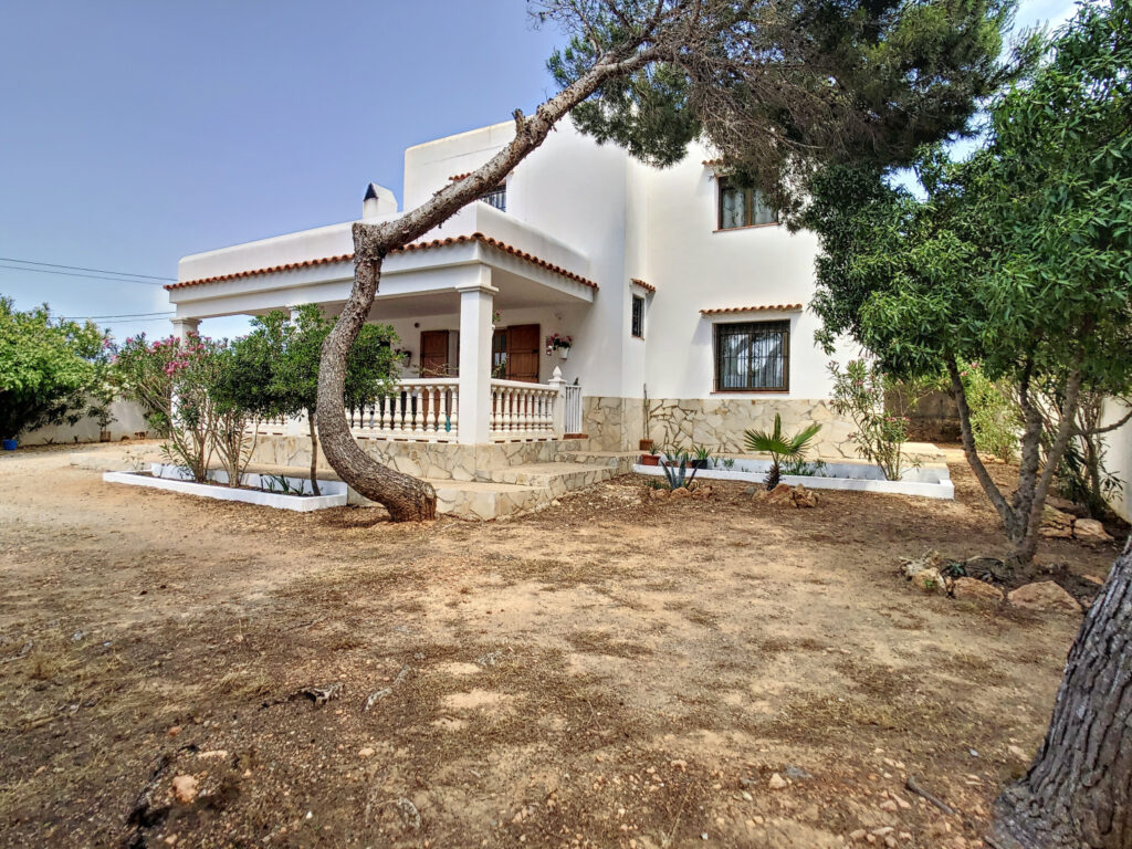 TWO HOUSES IN ONE, IN ES CANAR